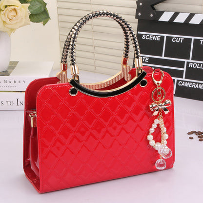 Sac verni noir avec pendentif perle