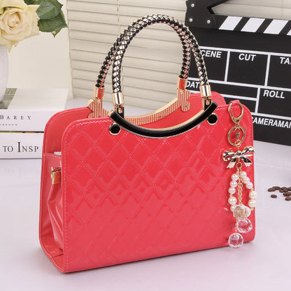 Sac verni noir avec pendentif perle