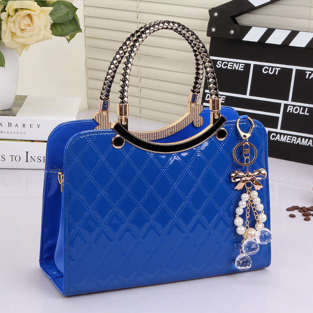 Sac verni noir avec pendentif perle