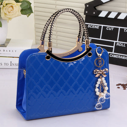 Sac verni noir avec pendentif perle