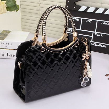 Sac verni noir avec pendentif perle