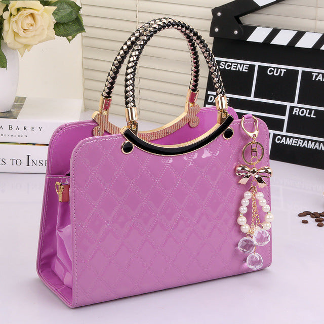 Sac verni noir avec pendentif perle