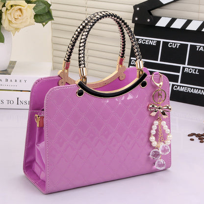 Sac verni noir avec pendentif perle