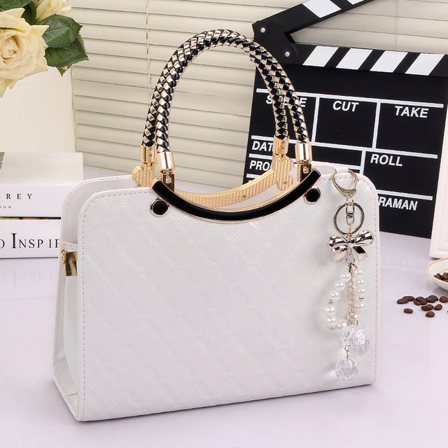 Sac verni noir avec pendentif perle
